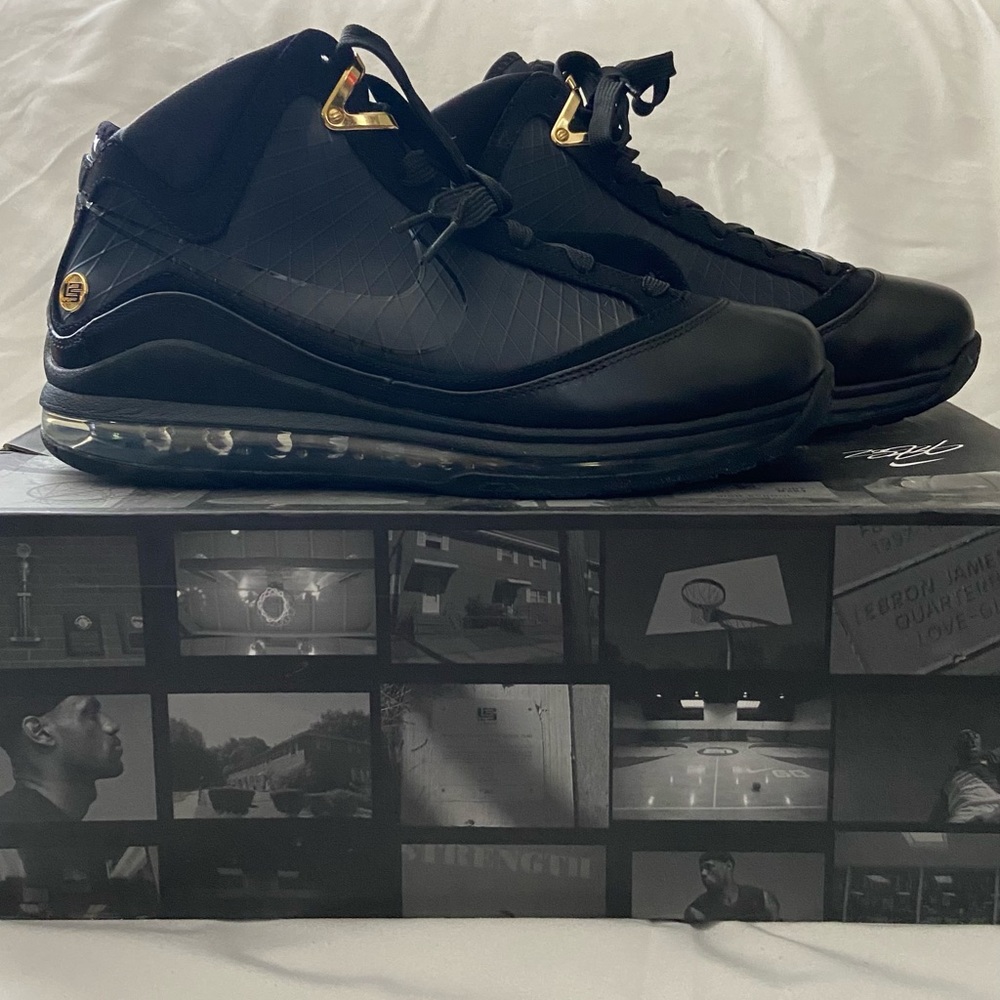 2009 Lebron VII ‘Blackout’ Size 10. New, Original Box. Rare.